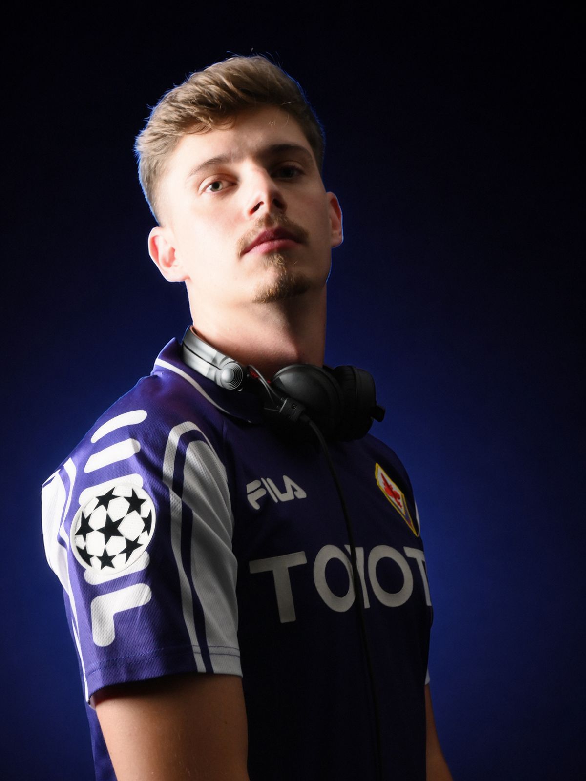 Ankar Sánchez con los cascos al cuello, retrato de estudio